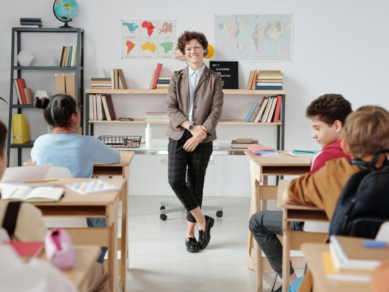 Ile zarabia nauczyciel/ka w 2025 roku? Realne zarobki nauczycieli