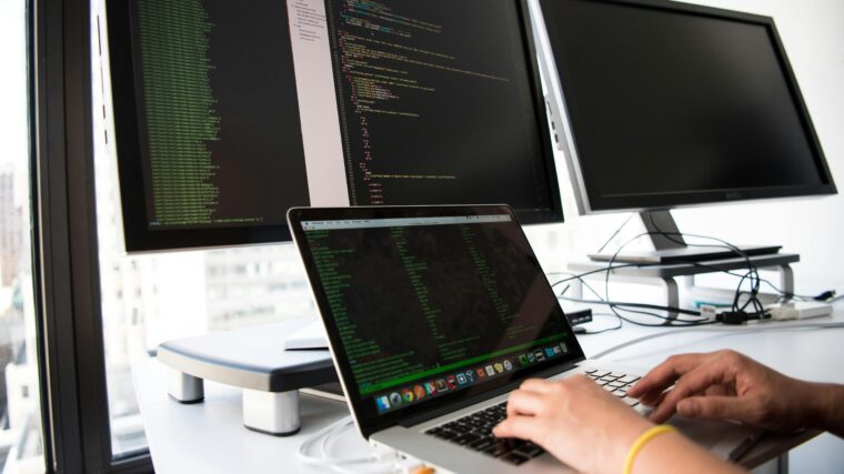 Ile zarabia programista w Polsce w 2025 roku? Zaroki programisty - na których językach najlepiej zarobić?