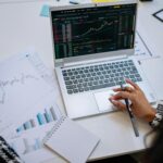 Czy subskrypcje „pożerają” nasze budżety? [Analiza wydatków na Spotify, Netflixa i inne usługi w 2025 roku]