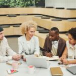 Ile kosztuje życie w dużym mieście vs małym mieście? Porównanie 2026