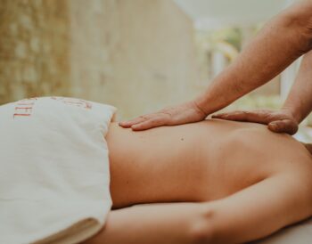 Ile zarabia masażysta w Polsce, Niemczech i innych krajach? Ile zarabia netto, na godzinę i w szpitalu oraz w prywatnym spa?