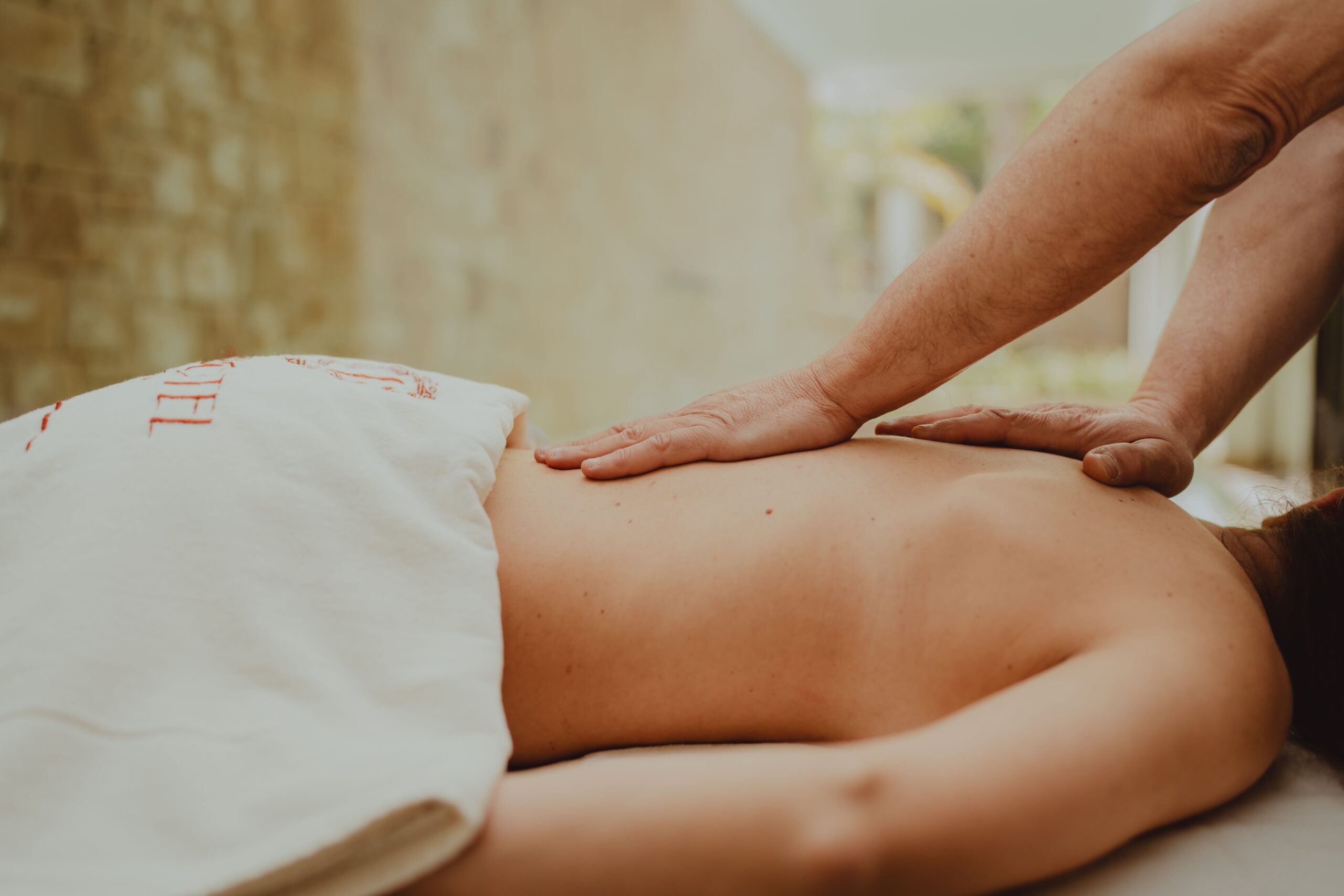 Ile zarabia masażysta w Polsce, Niemczech i innych krajach? Ile zarabia netto, na godzinę i w szpitalu oraz w prywatnym spa?
