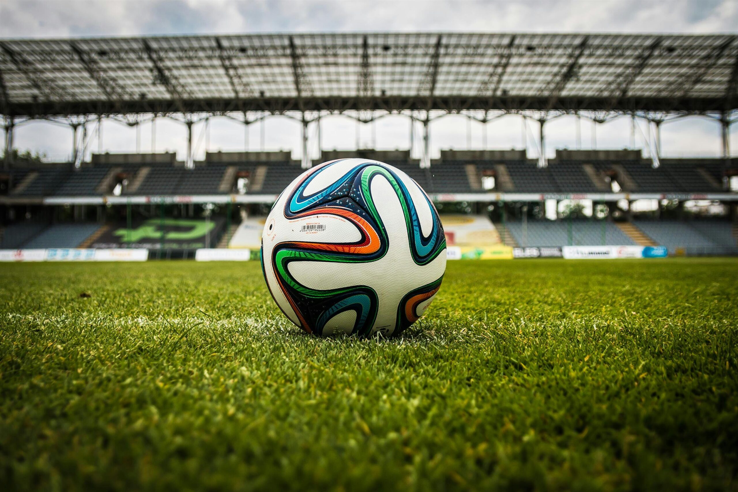 Ile zarabia Lewandowski? Ile zarabia Ronaldo? Zarobki piłkarzy w 2026