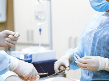 Ile zarabia chirurg - w szpitalu, prywatnie, w Polsce lub w USA, neurochirurg czy chirurg plastyczny?