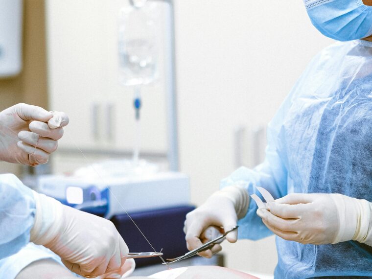 Ile zarabia chirurg - w szpitalu, prywatnie, w Polsce lub w USA, neurochirurg czy chirurg plastyczny?