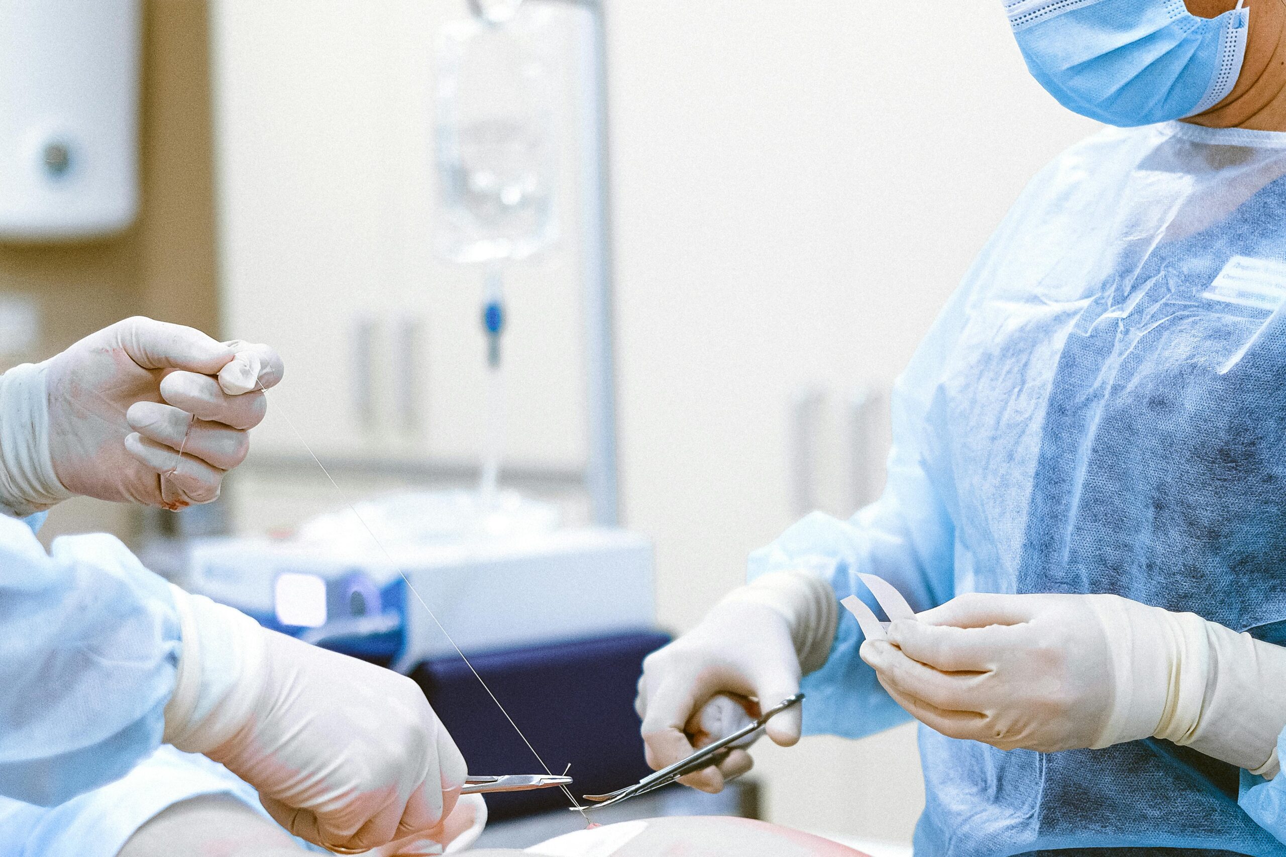 Ile zarabia chirurg - w szpitalu, prywatnie, w Polsce lub w USA, neurochirurg czy chirurg plastyczny?