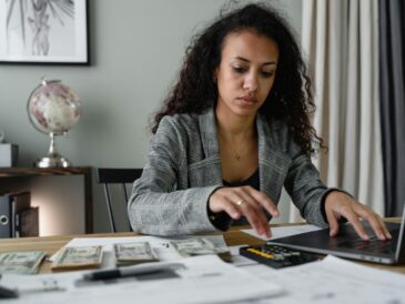 Ile zarabia księgowa i księgowy w Polsce w 2026?