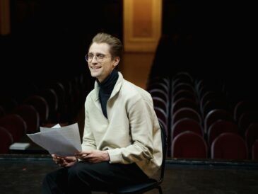 Ile zarabiają aktorzy w Polsce, a ile w Hollywood? Ile zarabia aktor i aktorka w 2026?